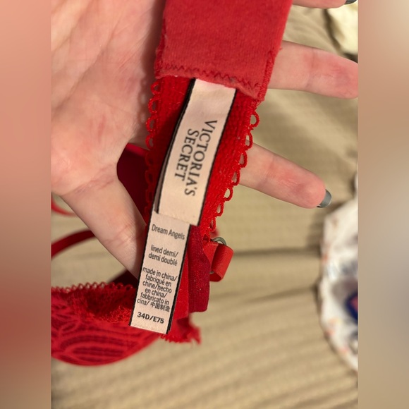 Red Lace VS Bra - Picture 3 of 3